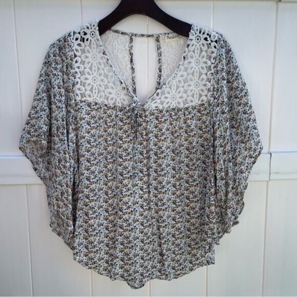 Floral Blouse with Crochet Details at Neckline Loose Fit Comfortable Size S - Picture 6 of 13